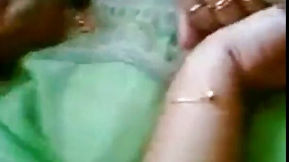 Minyak bimbo panas naik dan kemudian dia melakukan yoga aneh sebelum kami