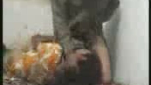 Sebuah video gonzo menunjukkan seorang berambut perang dengan rak yang bagus disentuh
